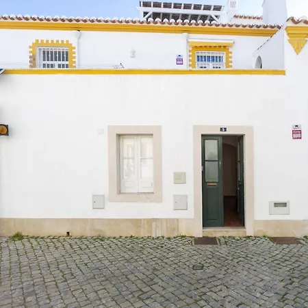 Yellow Stripe Nyaraló